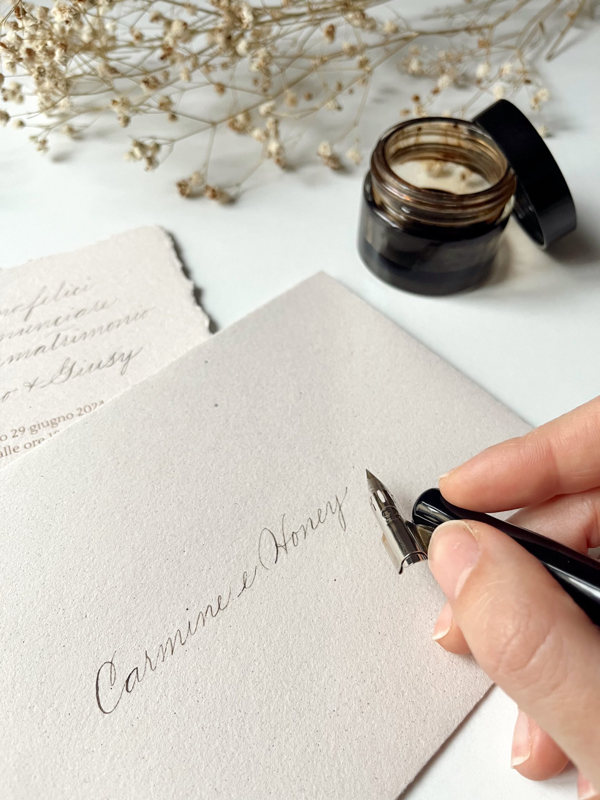 Calligrafia buste partecipazioni inviti di matrimonio con nomi degli invitati scritti a mano