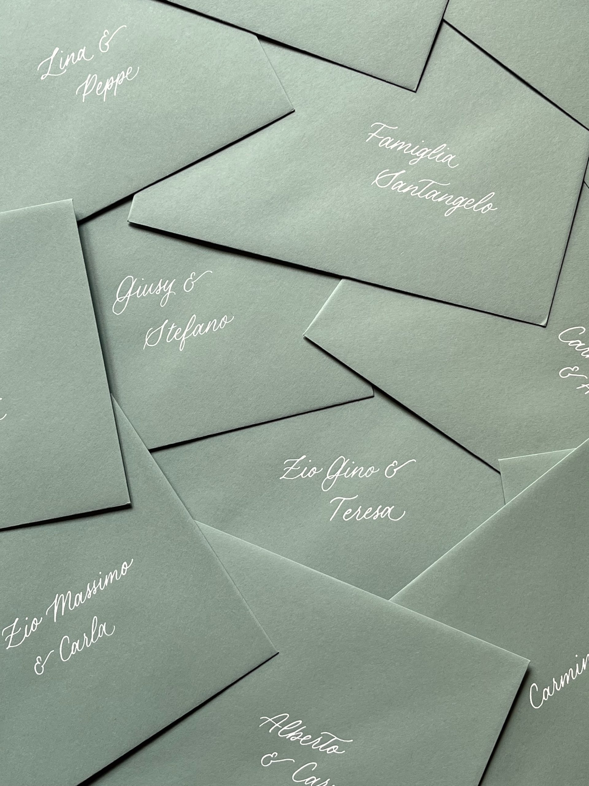 Buste partecipazioni di matrimonio con nomi degli invitati scritti a mano in calligrafia moderna