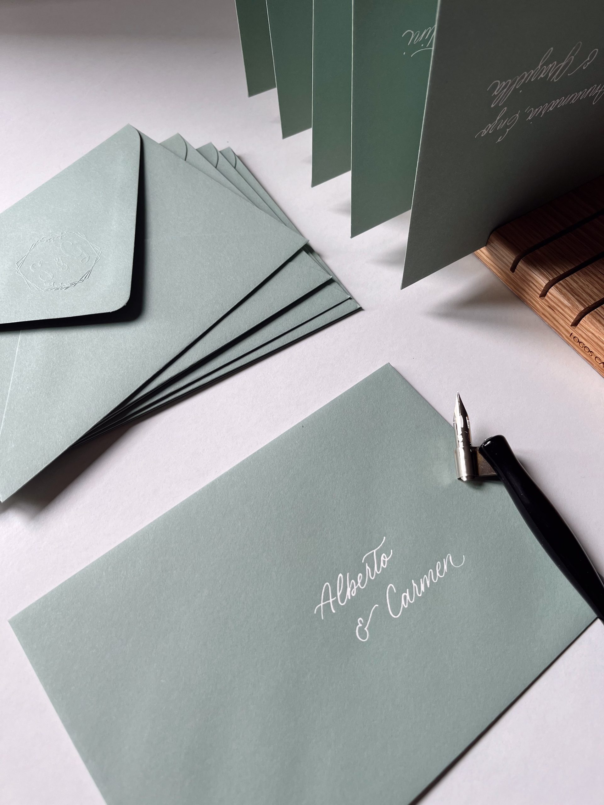 Calligrafia buste partecipazioni inviti di matrimonio con nomi degli invitati scritti a mano