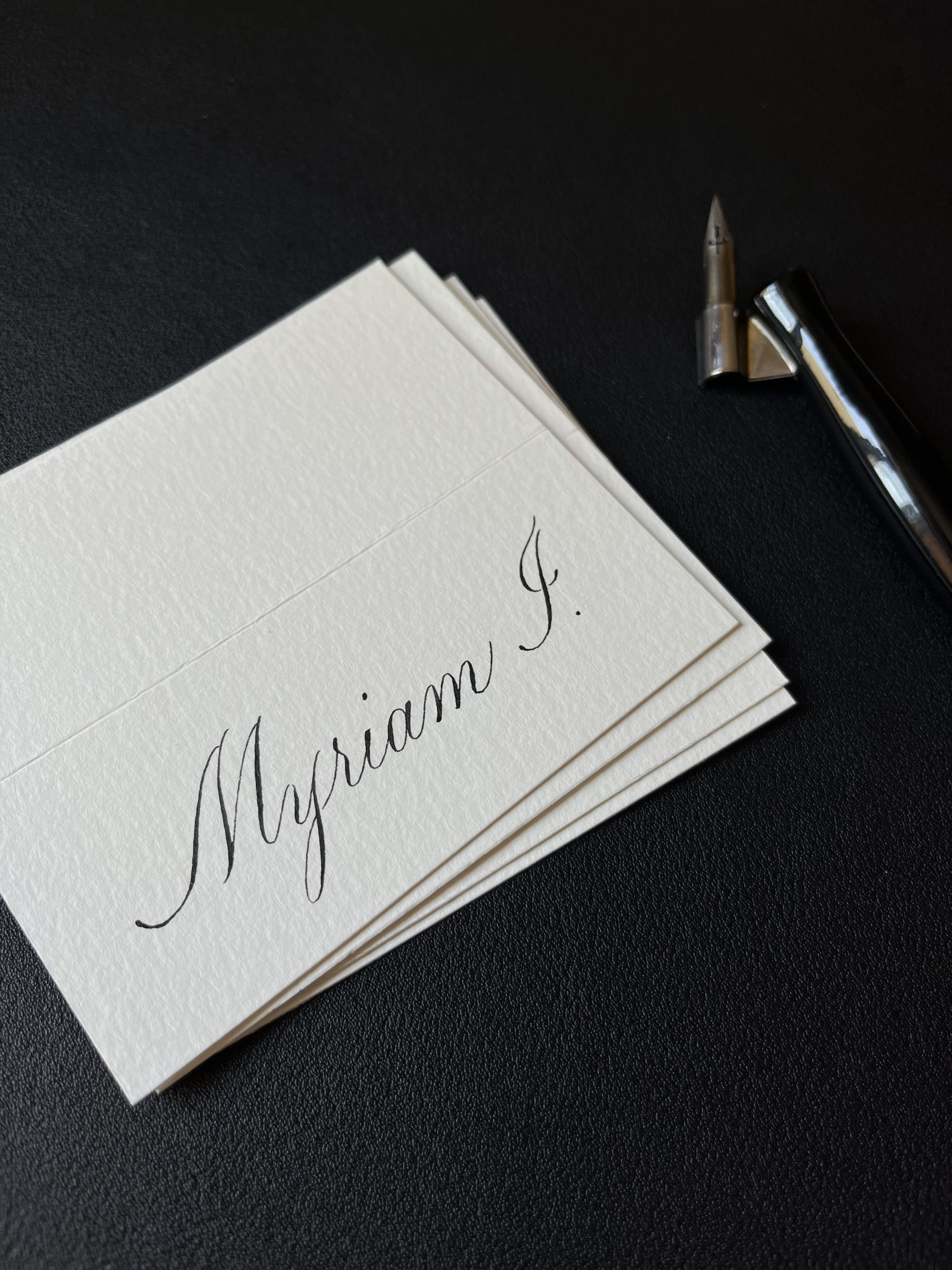 Segnaposto con nome invitato scritto a mano in calligrafia corsivo inglese