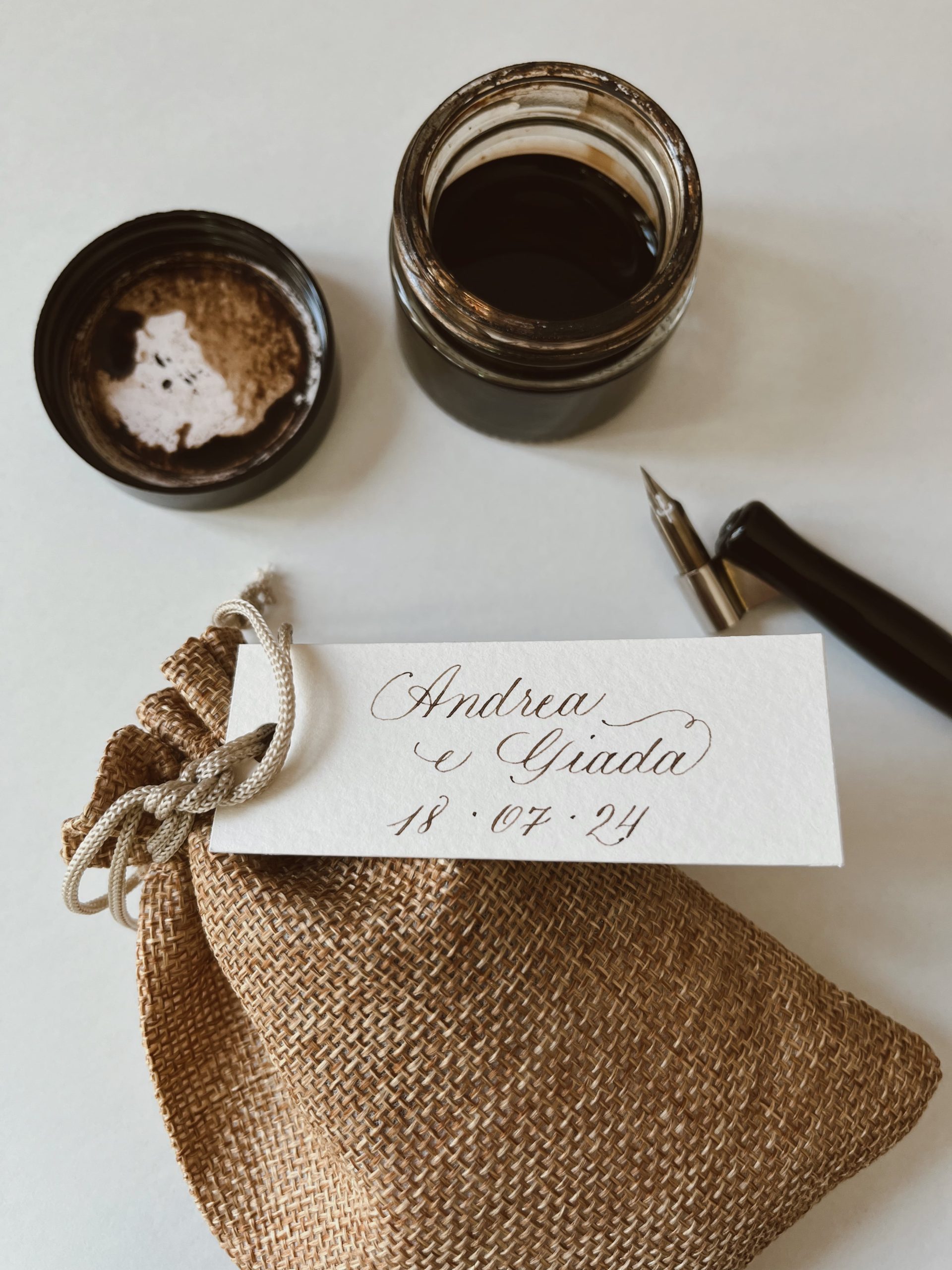 Bigliettini per bomboniere scritti a mano, nomi degli sposi e data matrimonio in calligrafia