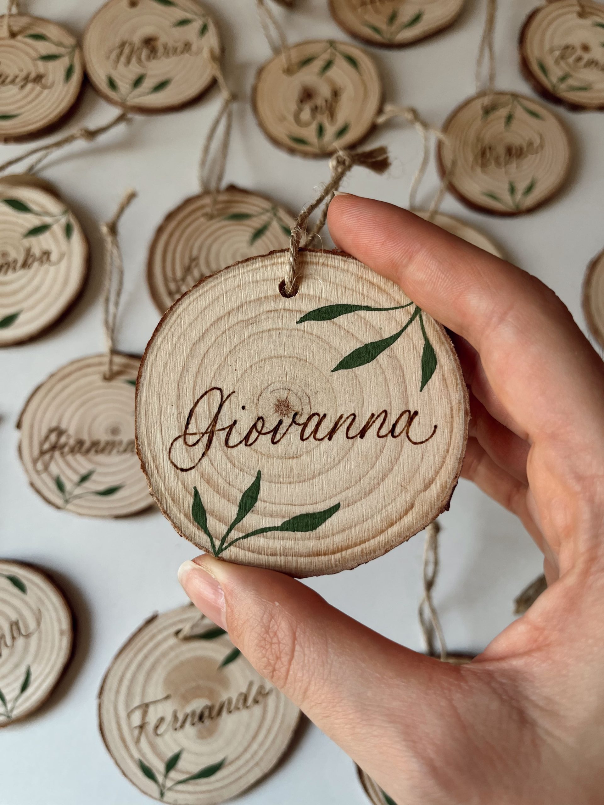 Disco di legno personalizzato con calligrafia pirografia a mano