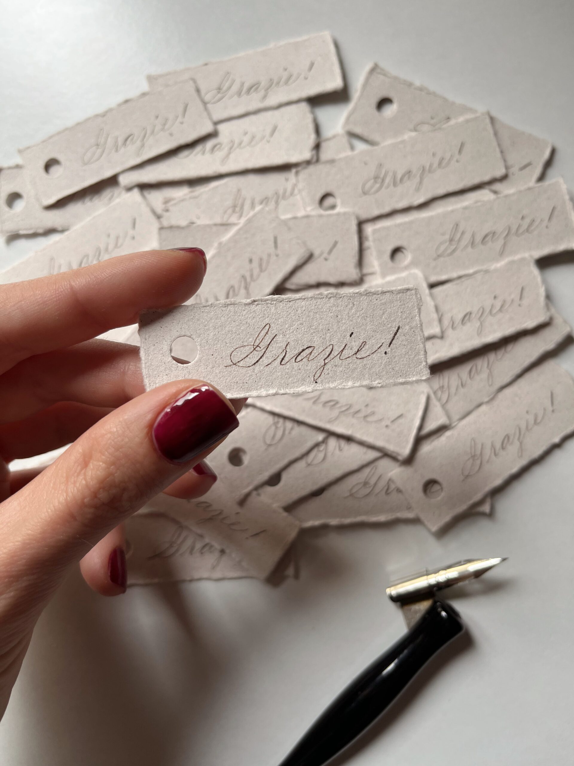 Biglietti per bomboniere di ringraziamento, calligrafia su carta artigianale