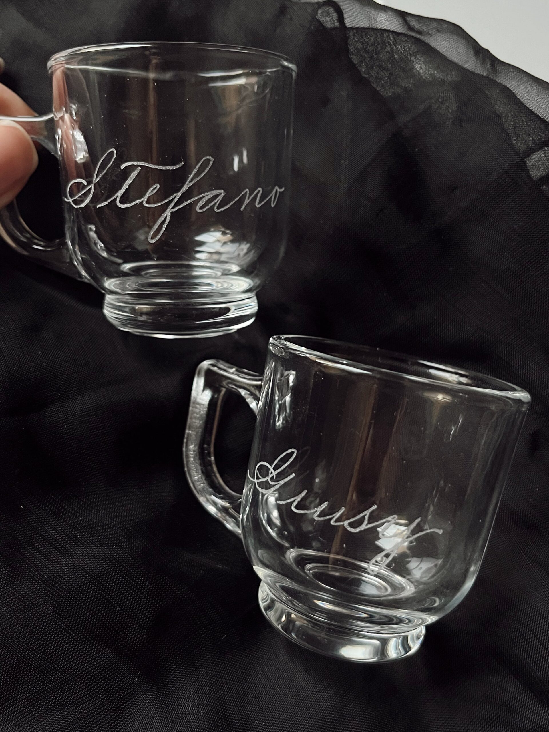 Tazzine da caffè in vetro personalizzate con incisione dei nomi scritti a mano in calligrafia, idea regalo coppia