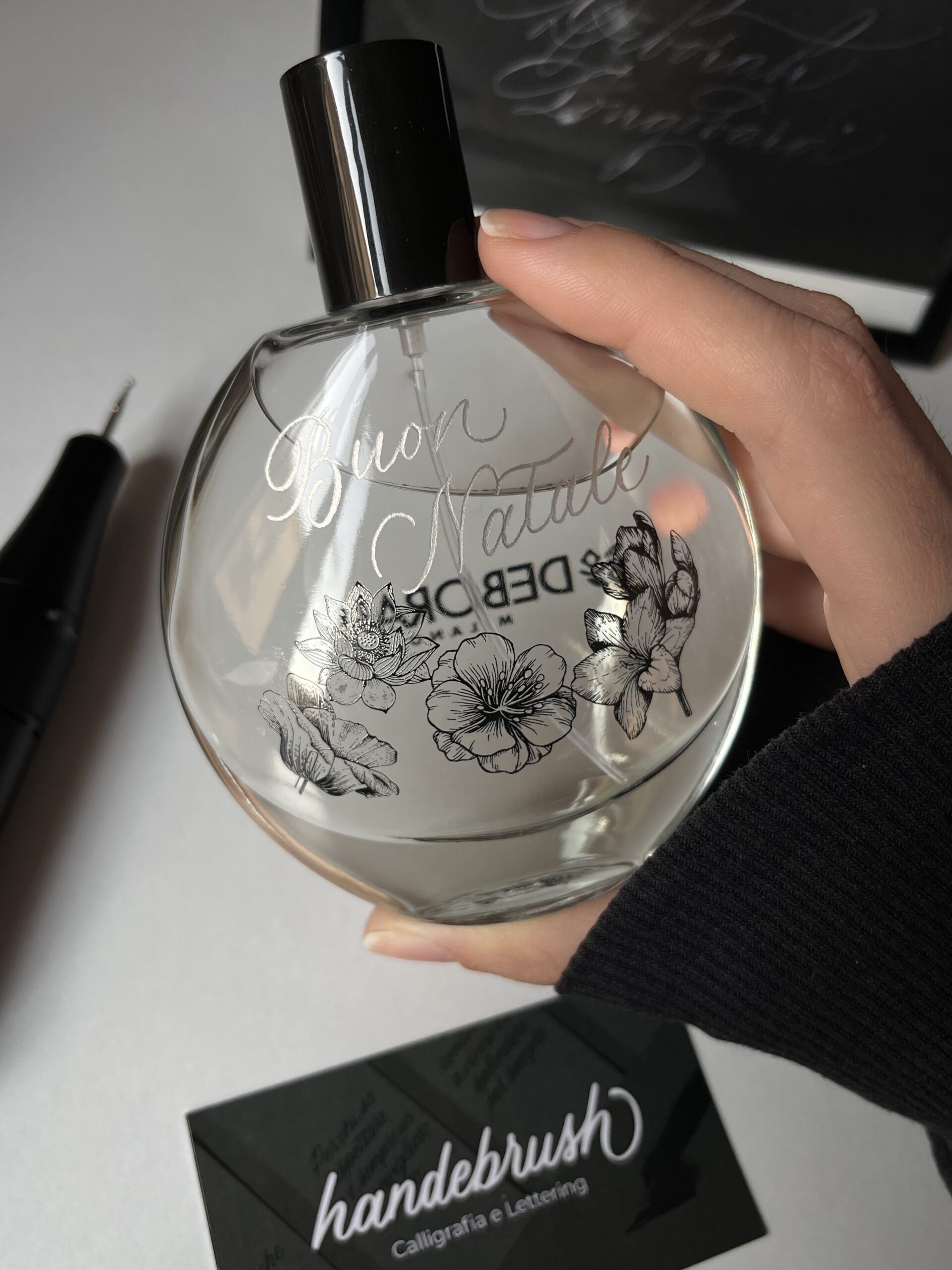 Profumo personalizzato con incisione a mano in calligrafia