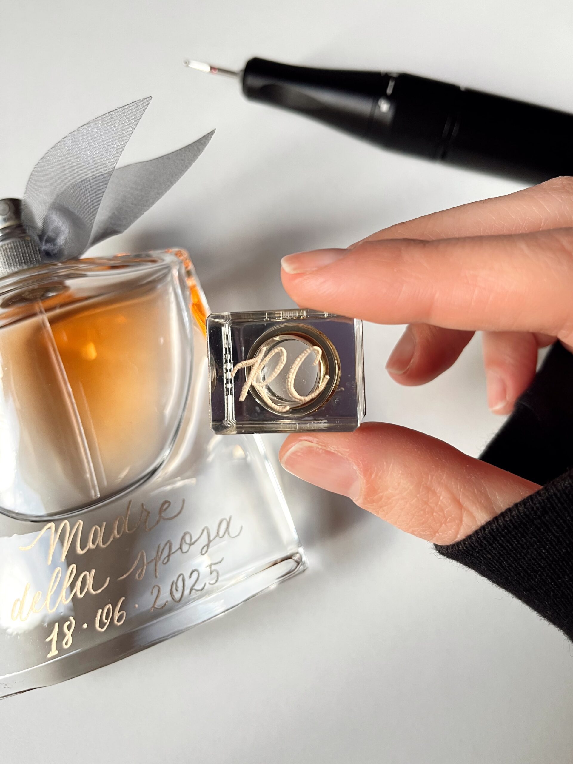 Incisione a mano, calligrafia su profumo regalo personalizzato