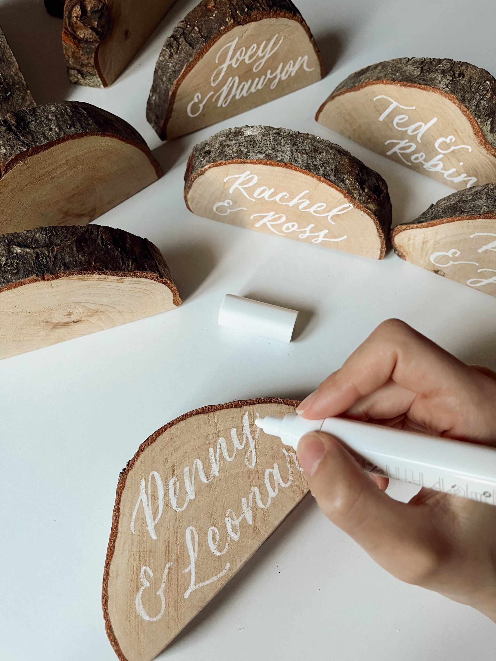 Segnatavoli matrimonio in legno con calligrafia, nomi dei tavoli scritti a mano