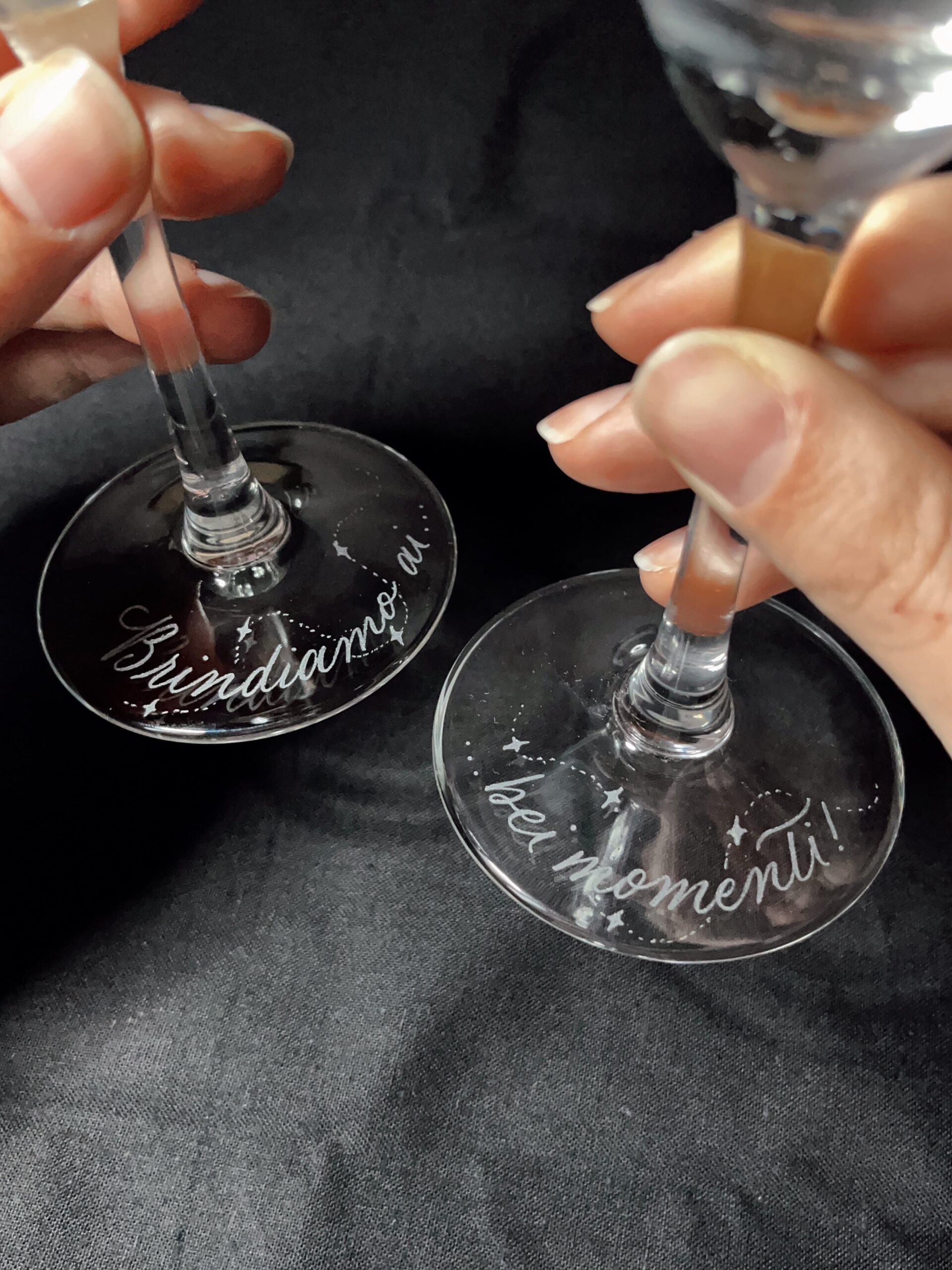 Incisione calici spumante personalizzati, frase Brindiamo ai bei momenti scritta a mano in calligrafia