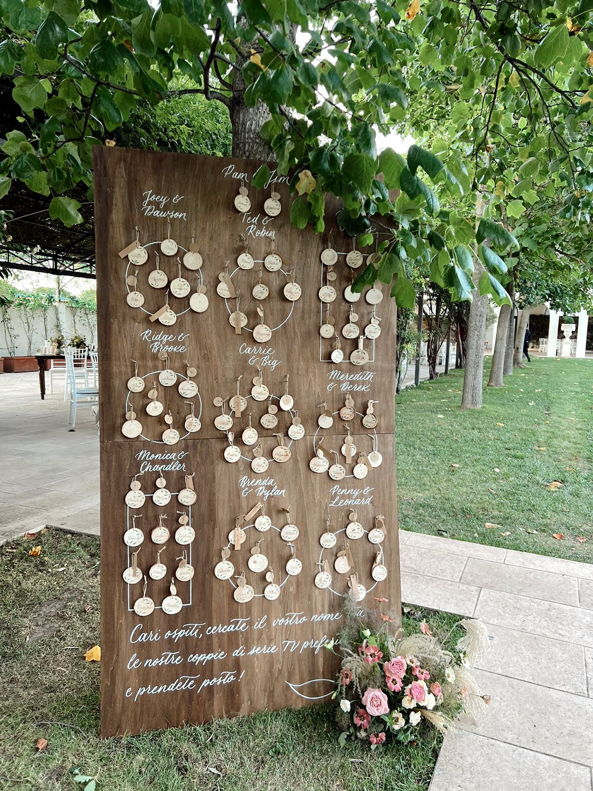 Tableau mariage con dischi di legno personalizzati con nomi degli invitati in calligrafia scritti a mano