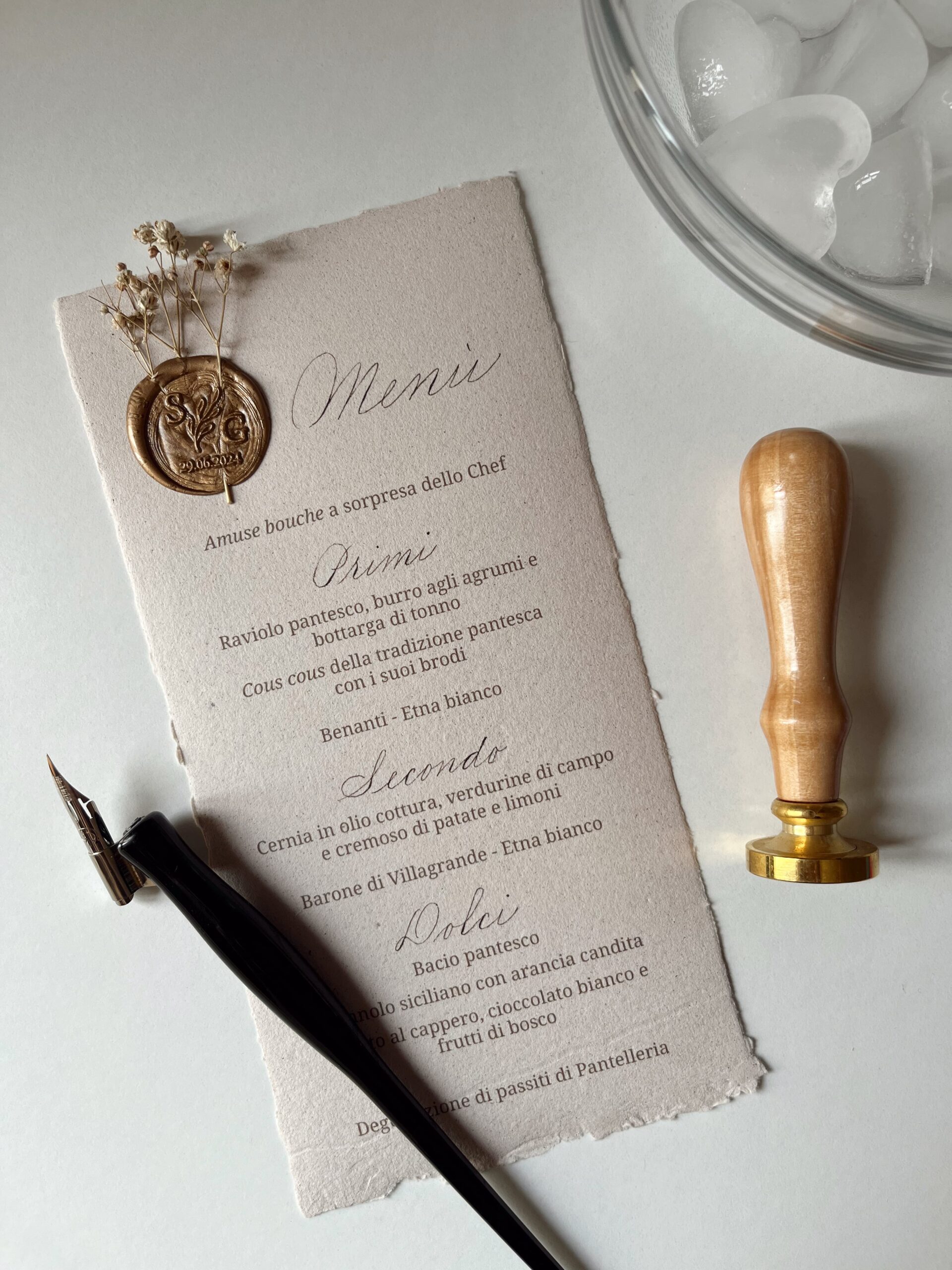 Menù in carta artigianale con calligrafia e timbro in ceralacca
