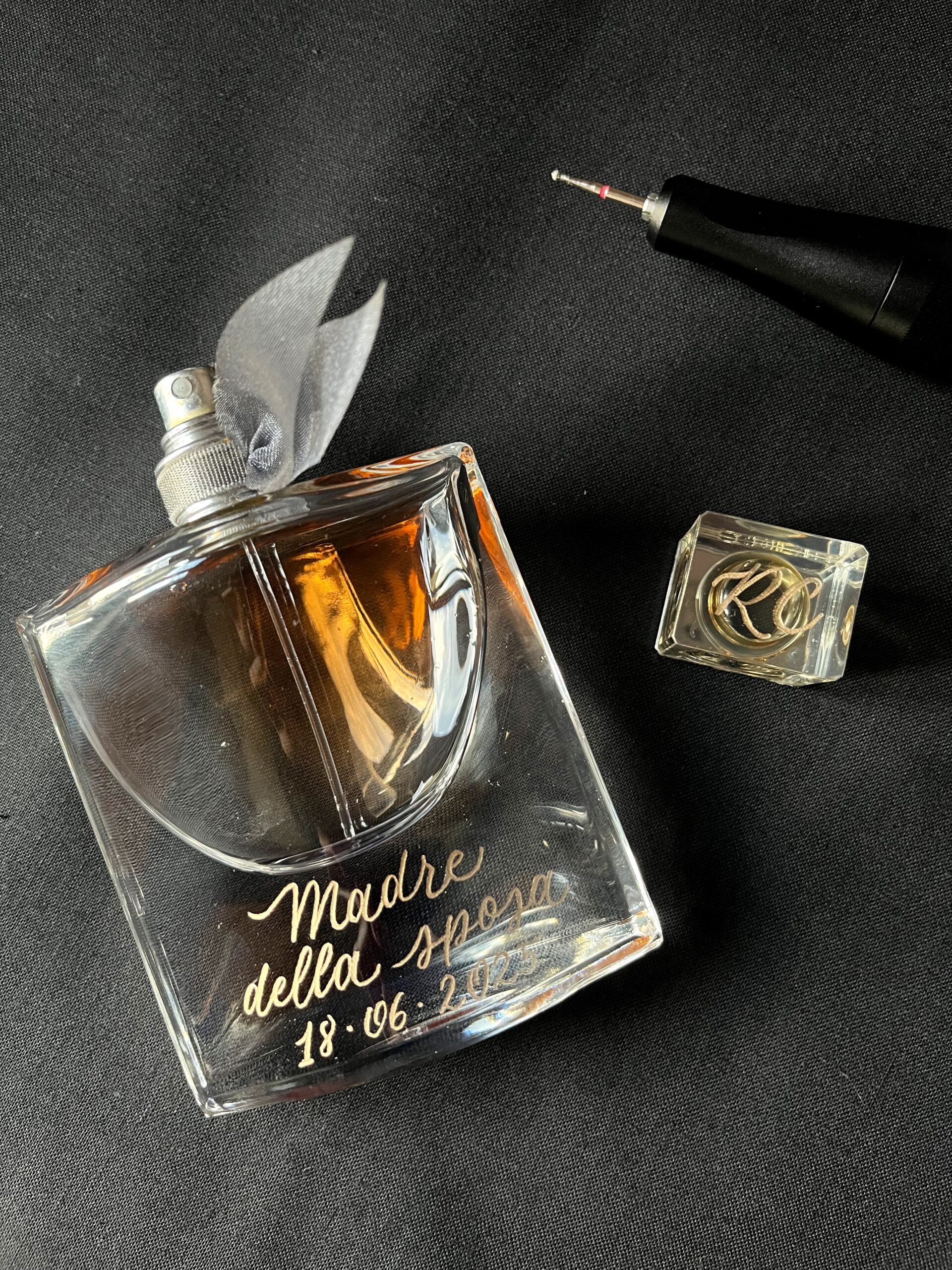 Incisione a mano su profumo Incisione a mano in calligrafia su profumo madre della sposa, idea regalo matrimonio
